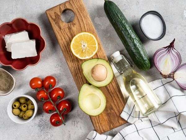 Bahan makanan segar disusun di atas meja dapur
